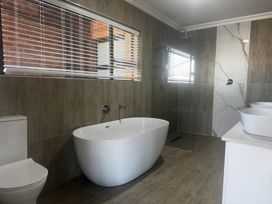4 Bedroom Property for Sale in Wavecrest Eastern Cape